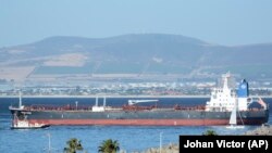 资料照片:受到攻击的以色列人经营的油轮在南非开普敦港口(2016年1月2日)