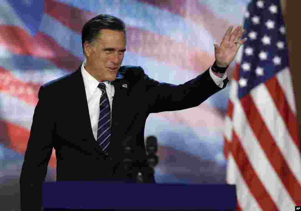 Ứng cử viên tổng thống đảng Cộng hòa Mitt Romney vẫy chào người ủng hộ trước khi phát biểu thừa nhận thất cử tại cuộc họp mặt trong đêm bầu cử, ngày 7 tháng 11, 2012, ở thành phố Boston, bang Massachusetts.