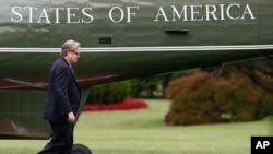 时任白宫首席战略师的班农在白宫南草坪走下总统专机“海军陆战队一号”。(2017年5月13日)