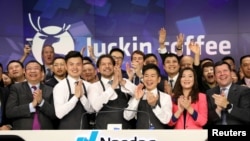 瑞幸咖啡主管与员工2019年5月17日在美国纽约纳斯达克敲响开盘钟庆祝首次公开募股