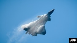 在2018年11月6日举行的珠海航展上,中国的隐身重型战机歼-20展示其性能。