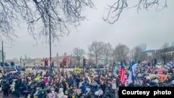 大約三千示威者在英國時間2月8日星期六下午在舊皇家鑄幣廠前示威,抗議中國當局計劃在該地段興建新的駐倫敦大使館。(CKW向美國之音提供照片)