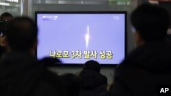 Dân Hàn Quốc xem truyền hình vụ phóng vệ tinh tại ga xe lửa Seoul, ngày 30/1/2013.