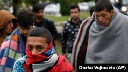 被阻挡在匈牙利境外试图进入欧洲的难民(资料图)