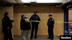 Seorang anggota FBI memasuki tempat kejadian perkara di New York Port Authority Bus Terminal menyusul upaya peledakan bom saat jam sibuk di pagi hari di Kota New York, New York, 11 Desember 2017.