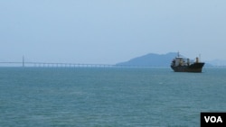 中国早已开始在马六甲海峡布局,马来西亚的槟城第二跨海大桥就是中国投资建造的。(美国之音朱诺拍摄,2016年03月21日)