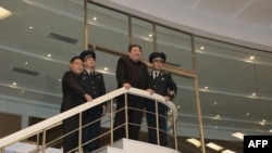 韩国官媒2023年11月22日发表领导人金正恩当日视察国家航天技术控制中心的照片。