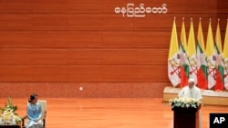 教宗方济格在内比都的国际会议中心发表演说,缅甸领导人昂山素季在旁聆听。(2017年11月28日)