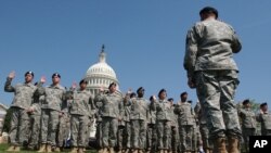 资料照:在华盛顿国会山的一队被召集的美军后备役军人