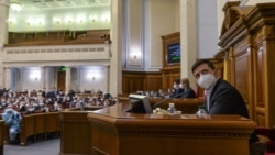 Український президент Володимир Зеленський у медичній масці на засіданні Верховної Ради 30 березня 2020 р.