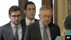 Trưởng khối đa số Thượng viện Harry Reid đến Ðiện Capitol ở Washington ngày 31/12/2012 trong lúc các cuộc đàm phán vào phút chót vẫn tiếp diễn.