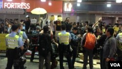 市民在旺角与警方对峙要求真普选(美国之音海彦拍摄)