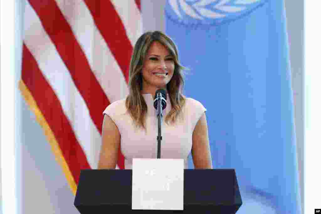 在美国纽约市举行的联合国大会期间,美国第一夫人梅拉尼娅·特朗普在美国驻联合国代表团主办的招待会上发表主题为“成为最佳者”的演讲(2018年9月26日)。