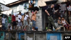 菲律宾缉毒人员在马尼拉押送嫌疑人(2017年3月16日)