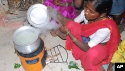 Một phụ nữ Ấn Độ dùng một bếp lò đốt bằng củi nhưng ít khói