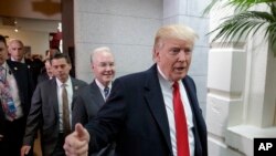 2017年3月21日,美国总统川普和卫生部部长普莱斯抵达国会山,为共和党的医保方案争取支持。