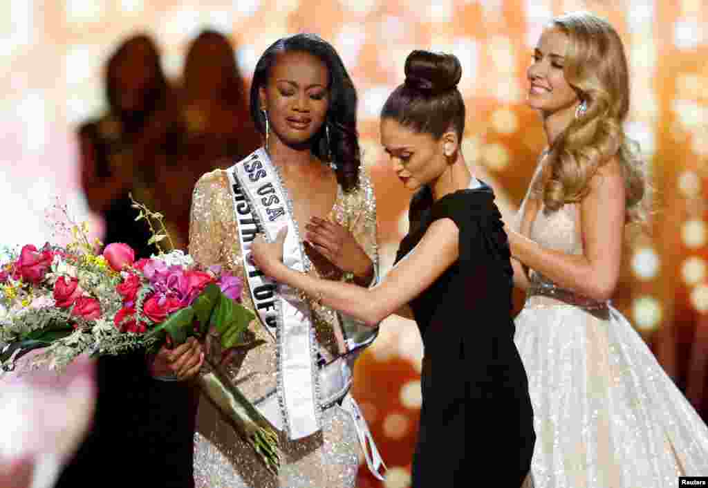 角逐2017年环球小姐的美国选手 Deshauna Barber 先在美国区比赛中出线, 2016年环球小姐皮亚·乌兹巴赫把美国小姐的缎带披到这位来自华盛顿市的黑人少女头上(2016年6月5日)。