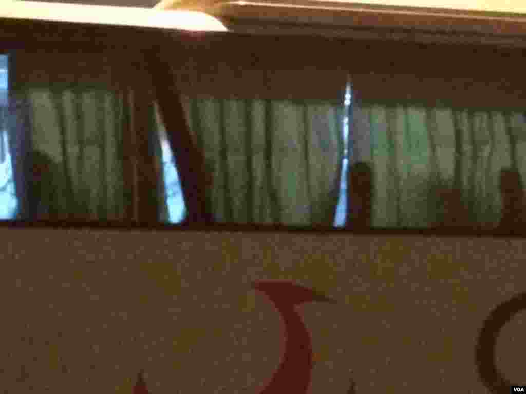 国家大剧院外等候离开的大巴车上,有人见到记者拍摄,迅速拉上窗帘。(美国之音叶兵拍摄)