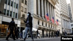 在美国纽约市,一名男子戴着口罩在纽约证券交易所附近行走。(2020年3月2日)