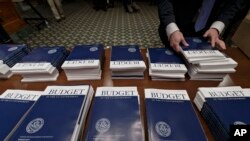 Tổng thống Obama yêu cầu một ngân sách 42,6 tỉ đô la cho Bộ Ngoại Giao trong những chi tiêu cho cơ quan ngoại viện Mỹ, giảm chút ít so với ngân sách hiện nay.