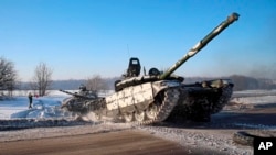 俄罗斯国防部提供的照片显示俄罗斯陆军坦克在军演后返回驻地。俄罗斯总统普京2月15日表示，俄罗斯已决定从乌克兰边境地区撤走部分部队，但西方领导人仍有疑虑。