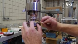 科学家利用特殊实验室进行磁场研究 科学家利用特殊实验室进行磁场研究