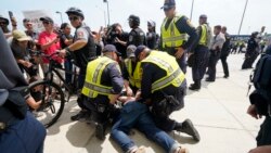 警察在维吉尼亚州维也纳市某地铁站将一男子制服,8月12号是发生在维吉尼亚州夏洛特维尔造成民众伤亡的集会一周年纪念日。