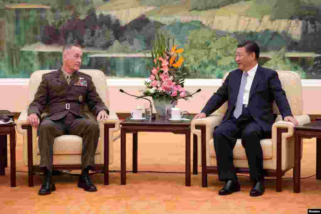 2017年8月17日,美国参谋长联席会议主席邓福德(U.S. Chairman of the Joint Chiefs of Staff Gen. Joseph Dunford)在北京人大会堂与中国国家主席习近平举行会晤。