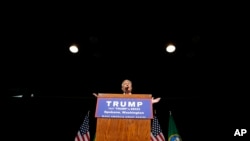 美国共和党总统参选人川普在华盛顿州的一个集会上讲话。(2016年5月7日)