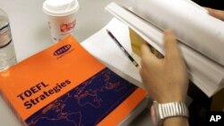 波士顿的一堂 TOEFL 课使用的教材。(资料照)