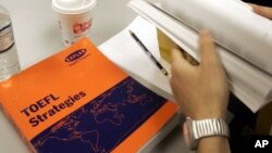 波士顿的一堂TOEFL课使用的教材。(资料照)