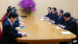 朝鲜劳动党中央委员会副委员长金永哲(右二)2018年3月5日在平壤会见到访的韩国代表团。(韩国总统府青瓦台通过韩联社发布照片)