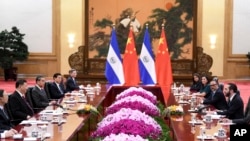 资料照片:萨尔瓦多总统布克尔(右)与中国国家主席习近平(左二)2019年12月3日在人民大会堂举行会谈。