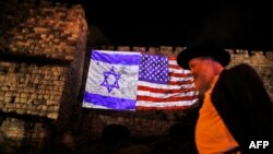 耶路撒冷老城并排挂起以色列和美国国旗 (2017年12月6日)