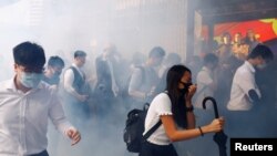 2019年11月11日,香港中环金融区写字楼员工在警方释放催泪弹后纷纷躲避 (路透社)