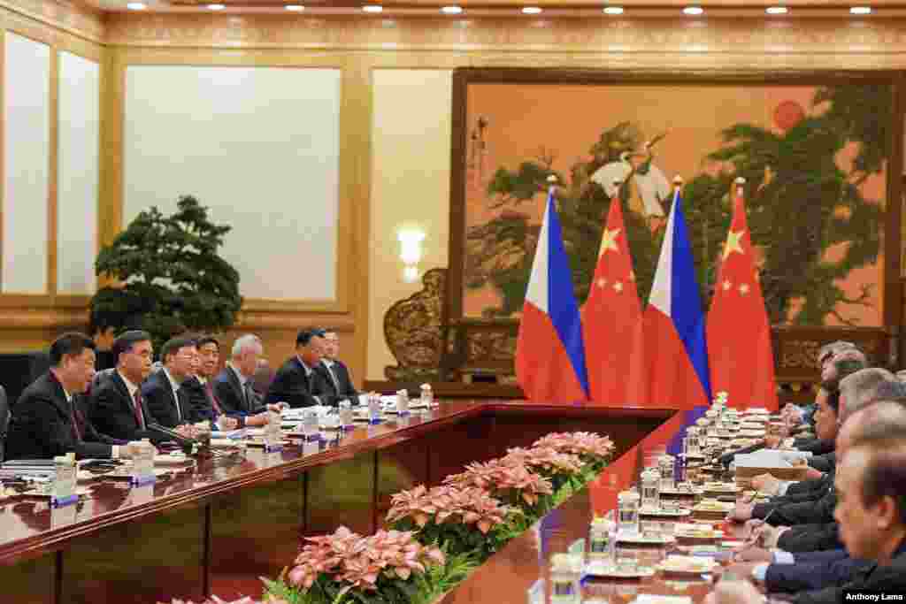 在北京参加一带一路高峰论坛期间,中国代表团和菲律宾代表团会谈。(2017年5月15日)菲律宾驻华大使鲁马纳说,杜特尔特出席北京论坛不应该被看作是菲律宾放弃在南中国海的主权声索。菲律宾总统杜特尔特选择向中国示好,以换取中国的贸易和投资。杜特尔特在对中国、对捍卫菲律宾主权上采取失败主义的立场备受外界批评。不过杜特尔特认为,他的做法更务实,挑战中国可能会引起战争。  