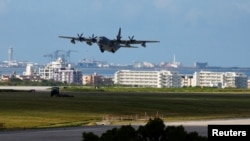 一架美国军机从日本南部冲绳岛的嘉手纳空军基地机场起飞。(2023年8月24日)