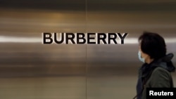 一名妇女走过北京一家商场内的奢侈品品牌博柏利的商店。(2021年3月26日)