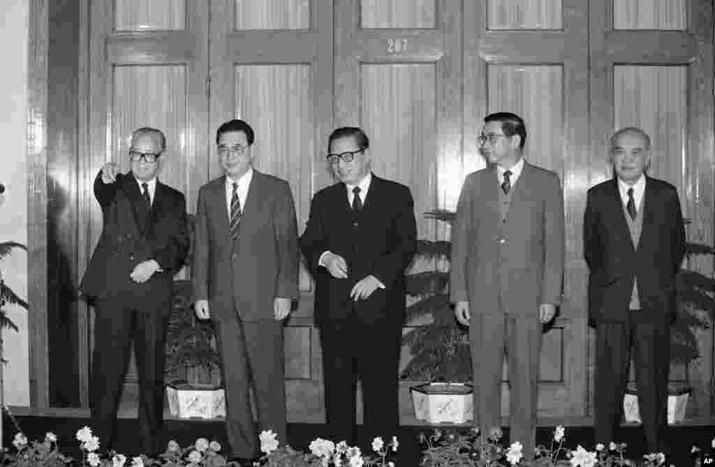 中共中央13届政治局常委亮相,左起:赵紫阳、李鹏、乔石、胡启立、姚依林(1987年11月2日)。王岐山是姚依林的女婿。1987年,中国体制改革研究所驻美国总代表何维凌告诉美国之音,改革开放初期,他们想批判毛泽东,被王岐山阻止了,王岐山说:“再批,就批到共产党头上来了”。这大概反映了姚依林甚至更高层的观点。