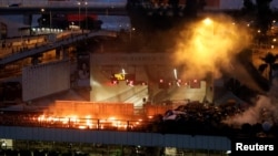 香港抗议者和警方星期天(11月17日)在理工大学外爆发激烈冲突。