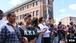 在警察与示威者之间列队的人们 (美国之音龚小夏)