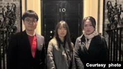 2025年2月10日,英国港侨协会创办人郑文杰(图左),香港自由委员会基金会传讯与传媒助理张晞晴(图中)与香港民主委员会高级国际倡议干事刘珈汶(图右)一同出席唐灵街10号首相府举行的农历新年庆祝活动。 (照片来源:HKDC/香港民主委员会)