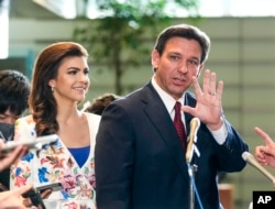 佛罗里达州州长罗恩·德桑蒂斯(Ron DeSantis)在东京会晤岸田首相后会见记者。(2023年4月24日)