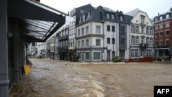 千年未遇的洪水继续在德国肆虐。洪水如湍急的河流淹没了德国城镇Spa的街道。（法新社7月14日照片）
