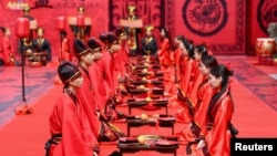 资料照:中国河南省衡阳市在七夕举行的一场中国风婚礼。(2017年8月28日)