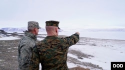 美军北方司令部司令奥肖内西上将(左)2019年4月视察格陵兰美军基地(美国国防部照片)