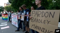 (资料照 ) 曼宁的支持者2013年在美国驻伦敦使馆外要求赦免曼宁