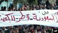 图为抗议者3月2日高举“感谢沙特阿拉伯、卡塔尔和科威特”的横幅,在叙利亚北部示威