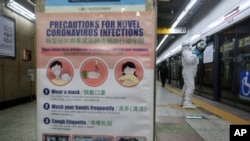 韩国政府宣布南部大邱为“特管区”后,2020年2月21日首尔地铁已经有人戴口罩出行。