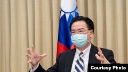 台湾外交部长吴钊燮在接受法国解放报采访。(照片来源:台湾外交部)